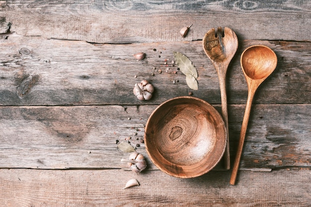 Zestaw naczyń i świeże składniki